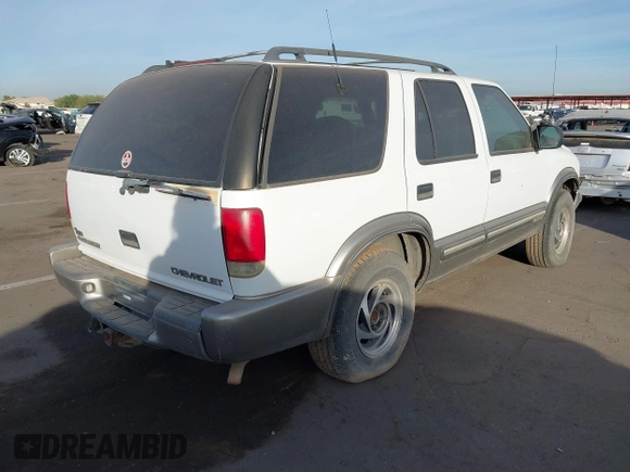 2000 Chevrolet Blazer LT z VIN 1GNDT13W6Y2383741, wystawiony jako IAAI lot #40957201 z przebiegiem 215 604 mil mil oraz . Historia ofert i sprzedaży dostępna na DreamBid. Obrazek 4.