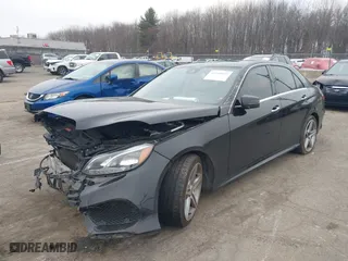 2014 Mercedes-Benz E-Class E 350 Luxury with VIN WDDHF8JB2EB018582, listed as a IAAI auction lot 41241015 with 142,301 mi miles. Bid and sale history available at carsss.com. Image 21.