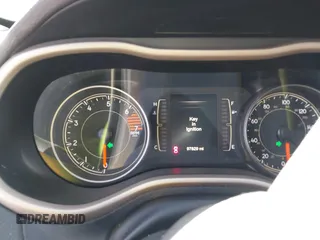 2018 Jeep Cherokee Latitude Tech Connect z VIN 1C4PJLCB3JD566741, wystawiony jako IAAI lot #41855103 z przebiegiem 97 829 mil mil oraz . Historia ofert i sprzedaży dostępna na DreamBid. Obrazek 7.