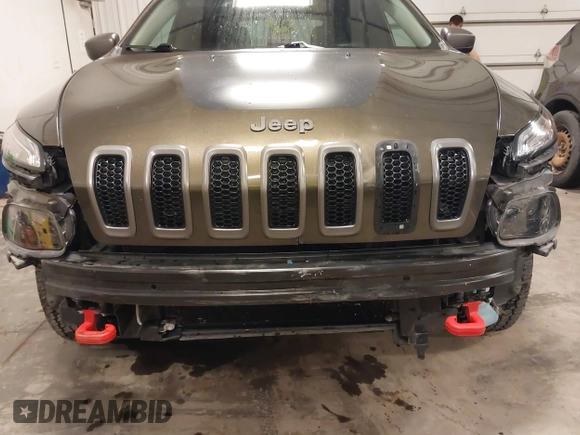 2015 Jeep Cherokee Trailhawk with VIN 1C4PJMBSXFW563144, listed as a IAAI auction lot 40667962 with 121,536 mi miles. Bid and sale history available at carsss.com. Image 6.