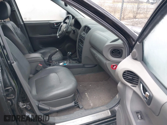 2004 Hyundai Santa Fe GLS z VIN KM8SC73E04U607574, wystawiony jako IAAI lot #41879786 z przebiegiem 183 474 mil mil oraz . Historia ofert i sprzedaży dostępna na DreamBid. Obrazek 5.