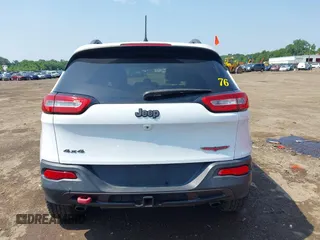 2014 Jeep Cherokee Trailhawk z VIN 1C4PJMBS0EW188976, wystawiony jako IAAI lot #42587233 z przebiegiem 191 670 mil mil oraz . Historia ofert i sprzedaży dostępna na DreamBid. Obrazek 16.