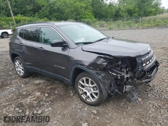 2022 Jeep Compass Latitude Lux with VIN 3C4NJDFB7NT203531, listed as a Copart auction lot 58261785 with 17,525 mi miles and Salvage title. Bid and sale history available at DreamBid. Image 4.