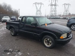 2002 GMC Sonoma SL Fleet with VIN 1GTCS19W128236519, listed as a IAAI auction lot 41577075 with 1 mi miles. Bid and sale history available at carsss.com. Image 1.
