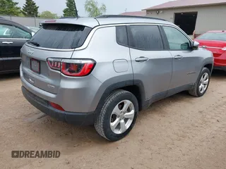 2017 Jeep Compass Latitude z VIN 3C4NJDBB8HT693164, wystawiony jako IAAI lot #42256210 z przebiegiem 52 130 mil mil oraz . Historia ofert i sprzedaży dostępna na DreamBid. Obrazek 4.