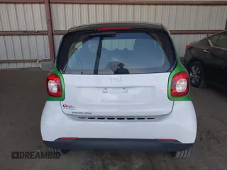 2017 Smart fortwo Pure z VIN WMEFJ9BA8HK231165, wystawiony jako IAAI lot #42238753 z przebiegiem 31 242 mil mil oraz . Historia ofert i sprzedaży dostępna na DreamBid. Obrazek 16.