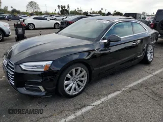 2018 Audi A5 Premium z VIN WAUNNAF59JA049769, wystawiony jako Copart lot #53304215 z przebiegiem 50 572 mil mil oraz Szkoda całkowita • Salvage title. Historia ofert i sprzedaży dostępna na DreamBid. Obrazek 1.