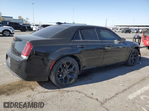 2021 Chrysler 300 S z VIN 2C3CCABG6MH554329, wystawiony jako Copart lot #52045545 z przebiegiem 77 377 mil mil oraz Szkoda całkowita • Salvage title. Historia ofert i sprzedaży dostępna na DreamBid. Obrazek 3.