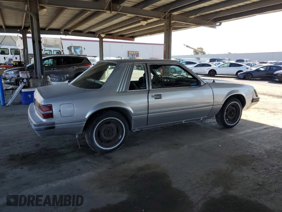 1983 Ford Mustang z VIN 1FABP26A1DF176922, wystawiony jako Copart lot #46378435 z przebiegiem 63 106 mil mil oraz Czysty tytuł • Clean title. Historia ofert i sprzedaży dostępna na DreamBid. Obrazek 3.