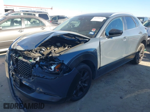 2023 Mazda CX-30 S Carbon Edition z VIN 3MVDMBCM9PM546687, wystawiony jako IAAI lot #41395628 z przebiegiem 13 878 mil mil oraz . Historia ofert i sprzedaży dostępna na DreamBid. Obrazek 2.