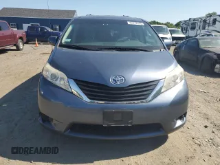 2013 Toyota Sienna LE AAS z VIN 5TDKK3DC5DS327389, wystawiony jako Copart lot #62218155 z przebiegiem 144 954 mil mil oraz Czysty tytuł • Clean title. Historia ofert i sprzedaży dostępna na DreamBid. Obrazek 5.