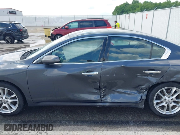 2013 Nissan Maxima SV z VIN 1N4AA5AP2DC831021, wystawiony jako IAAI lot #42255349 z przebiegiem 143 373 mil mil oraz . Historia ofert i sprzedaży dostępna na DreamBid. Obrazek 14.