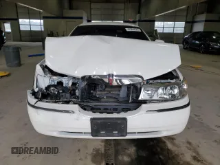 2002 Lincoln Town Car Executive z VIN 1LNHM81W92Y635551, wystawiony jako Copart lot #47803525 z przebiegiem Nie podano mil oraz Szkoda całkowita • Salvage title. Historia ofert i sprzedaży dostępna na DreamBid. Obrazek 5.