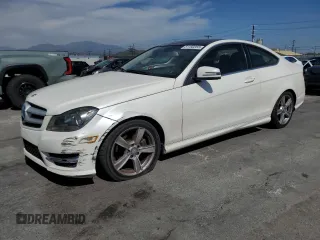 2013 Mercedes-Benz C 250 z VIN WDDGJ4HB5DG034088, wystawiony jako Copart lot #51150355 z przebiegiem 147 366 mil mil oraz Szkoda całkowita • Salvage title. Historia ofert i sprzedaży dostępna na DreamBid. Obrazek 1.