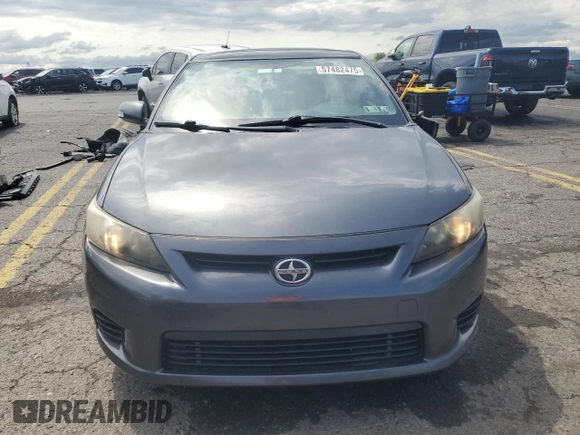 2013 Scion tC z VIN JTKJF5C71D3052789, wystawiony jako Copart lot #57482475 z przebiegiem 148 706 mil mil oraz Szkoda całkowita • Salvage title. Historia ofert i sprzedaży dostępna na DreamBid. Obrazek 5.