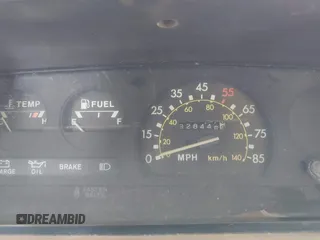 1983 Toyota Pickup z VIN JT4RN44R8D1137485, wystawiony jako IAAI lot #41741970 z przebiegiem 328 446 mil mil oraz . Historia ofert i sprzedaży dostępna na DreamBid. Obrazek 7.