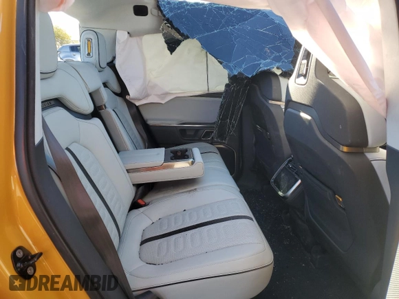 2022 Rivian R1T Launch Edition z VIN 7FCTGAAL2NN011755, wystawiony jako Copart lot #81940684 z przebiegiem Nie podano mil oraz Szkoda całkowita • Salvage title. Historia ofert i sprzedaży dostępna na DreamBid. Obrazek 10.