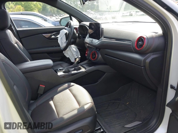 2024 Chevrolet Blazer RS z VIN 3GNKBKRSXRS143036, wystawiony jako IAAI lot #42117715 z przebiegiem 16 093 mil mil oraz . Historia ofert i sprzedaży dostępna na DreamBid. Obrazek 5.