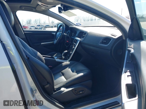 2015 Volvo S60 T5 Drive-E Premier z VIN YV126MFBXF2313216, wystawiony jako IAAI lot #41657076 z przebiegiem 200 249 mil mil oraz . Historia ofert i sprzedaży dostępna na DreamBid. Obrazek 5.