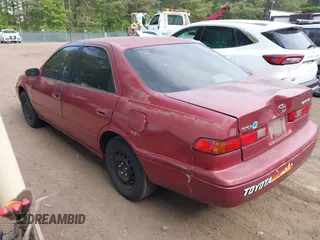 1997 Toyota Camry LE z VIN 4T1BG22K3VU090917, wystawiony jako IAAI lot #42174600 z przebiegiem 213 850 mil mil oraz . Historia ofert i sprzedaży dostępna na DreamBid. Obrazek 3.
