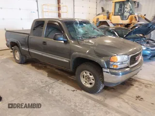 2000 GMC New Sierra 1500 SLE with VIN 1GTEK19T2YZ290820, listed as a IAAI auction lot 41947833 with 125,333 mi miles. Bid and sale history available at carsss.com. Image 1.