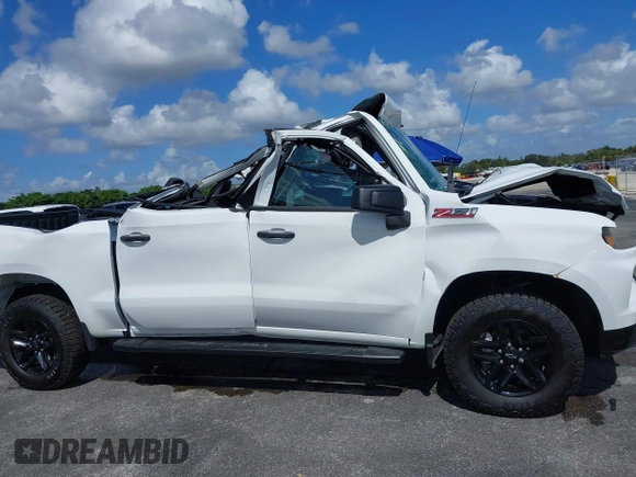 2024 Chevrolet Silverado 1500 Custom Trail Boss with VIN 3GCUDCED6RG354939, listed as a IAAI auction lot 40639035 with 42 mi miles. Bid and sale history available at carsss.com. Image 17.
