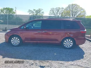 2015 Toyota Sienna XLE z VIN 5TDYK3DC4FS590924, wystawiony jako IAAI lot #42104086 z przebiegiem 209 280 mil mil oraz . Historia ofert i sprzedaży dostępna na DreamBid. Obrazek 14.