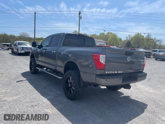 2016 Nissan Titan Platinum Reserve z VIN 1N6BA1F2XGN516798, wystawiony jako Copart lot #53584635 z przebiegiem 104 737 mil mil oraz Czysty tytuł • Clean title. Historia ofert i sprzedaży dostępna na DreamBid. Obrazek 3.