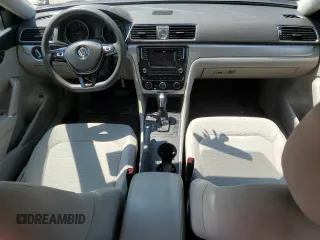 2017 Volkswagen Passat S z VIN 1VWAT7A38HC014720, wystawiony jako Copart lot #58744235 z przebiegiem 273 593 mil mil oraz Czysty tytuł • Clean title. Historia ofert i sprzedaży dostępna na DreamBid. Obrazek 8.