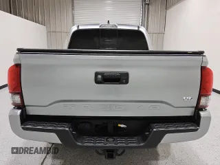 2022 Toyota Tacoma SR5 z VIN 3TMAZ5CN8NM183375, wystawiony jako Copart lot #57228025 z przebiegiem 81 738 mil mil oraz Czysty tytuł • Clean title. Historia ofert i sprzedaży dostępna na DreamBid. Obrazek 6.
