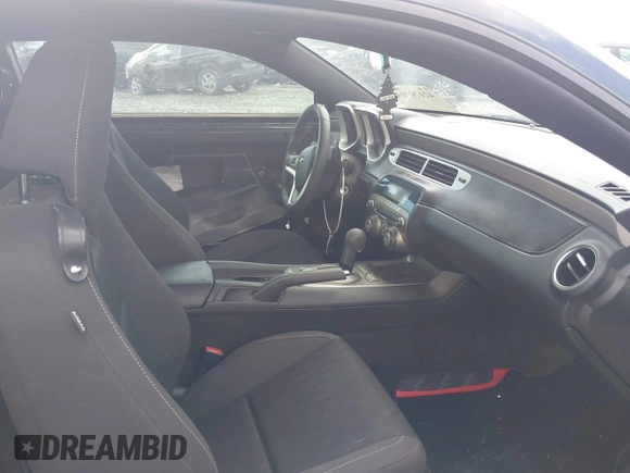 2013 Chevrolet Camaro LS z VIN 2G1FA1E39D9206888, wystawiony jako IAAI lot #42170703 z przebiegiem 169 661 mil mil oraz . Historia ofert i sprzedaży dostępna na DreamBid. Obrazek 21.