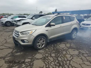 2017 Ford Escape SE z VIN 1FMCU0GDXHUB90657, wystawiony jako Copart lot #55655055 z przebiegiem 229 960 mil mil oraz Czysty tytuł • Clean title. Historia ofert i sprzedaży dostępna na DreamBid. Obrazek 1.