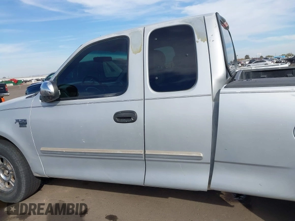 2001 Ford F-150 XL z VIN 1FTRX17W61NA73638, wystawiony jako IAAI lot #41543338 z przebiegiem Nie podano mil oraz . Historia ofert i sprzedaży dostępna na DreamBid. Obrazek 14.