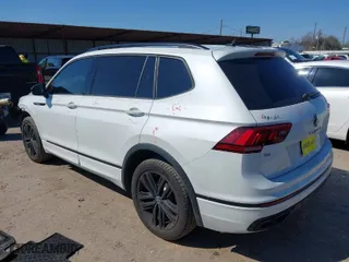2022 Volkswagen Tiguan SE R-Line Black with VIN 3VVCB7AX4NM165115, listed as a IAAI auction lot 41624320 with 18,074 mi miles. Bid and sale history available at carsss.com. Image 3.