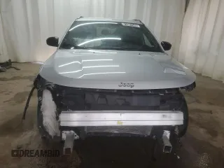 2024 Jeep Compass Latitude z VIN 3C4NJDBN2RT109465, wystawiony jako Copart lot #61687445 z przebiegiem 28 694 mil mil oraz Czysty tytuł • Clean title. Historia ofert i sprzedaży dostępna na DreamBid. Obrazek 5.