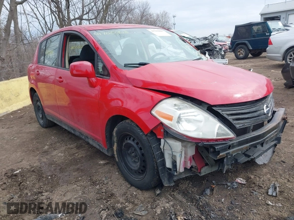2011 Nissan Versa S z VIN 3N1BC1CP0BL494240, wystawiony jako IAAI lot #41703008 z przebiegiem 182 284 mil mil oraz . Historia ofert i sprzedaży dostępna na DreamBid. Obrazek 1.