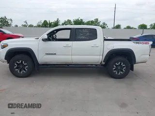 2022 Toyota Tacoma SR z VIN 3TMCZ5AN7NM493268, wystawiony jako IAAI lot #42041593 z przebiegiem 100 589 mil mil oraz . Historia ofert i sprzedaży dostępna na DreamBid. Obrazek 14.