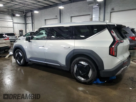 2024 Kia EV9 Wind z VIN KNDAFFS58R6018738, wystawiony jako Copart lot #47033525 z przebiegiem 18 434 mil mil oraz Szkoda całkowita • Salvage title. Historia ofert i sprzedaży dostępna na DreamBid. Obrazek 2.