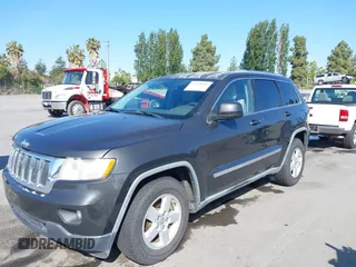 2011 Jeep Grand Cherokee Laredo z VIN 1J4RR4GG6BC562133, wystawiony jako IAAI lot #42330831 z przebiegiem 168 657 mil mil oraz . Historia ofert i sprzedaży dostępna na DreamBid. Obrazek 6.