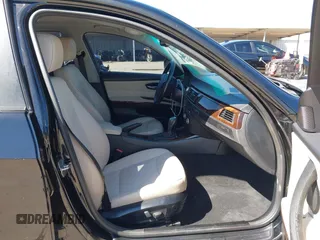 2011 BMW 3 Series 328i z VIN WBAPH5G52BNM80258, wystawiony jako IAAI lot #41763247 z przebiegiem 104 346 mil mil oraz . Historia ofert i sprzedaży dostępna na DreamBid. Obrazek 5.
