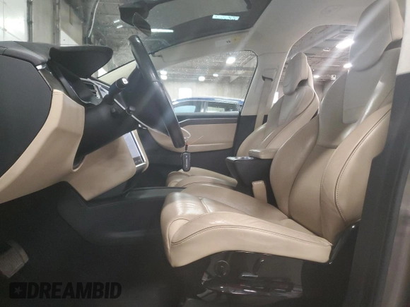 2016 Tesla Model X 70D z VIN 5YJXCBE20GF003018, wystawiony jako Copart lot #57671695 z przebiegiem 117 238 mil mil oraz Szkoda całkowita • Salvage title. Historia ofert i sprzedaży dostępna na DreamBid. Obrazek 7.