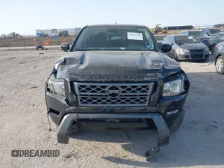 2024 Nissan Frontier SL z VIN 1N6ED1EJ5RN667709, wystawiony jako IAAI lot #42023149 z przebiegiem 3 335 mil mil oraz . Historia ofert i sprzedaży dostępna na DreamBid. Obrazek 12.