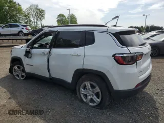 2024 Jeep Compass Latitude z VIN 3C4NJDBN2RT604989, wystawiony jako Copart lot #56880335 z przebiegiem 21 445 mil mil oraz Nie do naprawy • Non repairable. Historia ofert i sprzedaży dostępna na DreamBid. Obrazek 2.