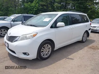 2011 Toyota Sienna XLE AAS z VIN 5TDYK3DC9BS039639, wystawiony jako IAAI lot #42440354 z przebiegiem 291 565 mil mil oraz . Historia ofert i sprzedaży dostępna na DreamBid. Obrazek 2.