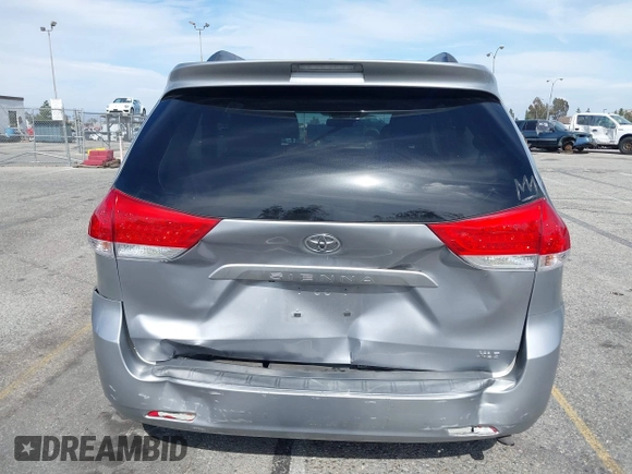 2012 Toyota Sienna XLE AAS z VIN 5TDYK3DCXCS278442, wystawiony jako IAAI lot #42228620 z przebiegiem 128 748 mil mil oraz . Historia ofert i sprzedaży dostępna na DreamBid. Obrazek 6.