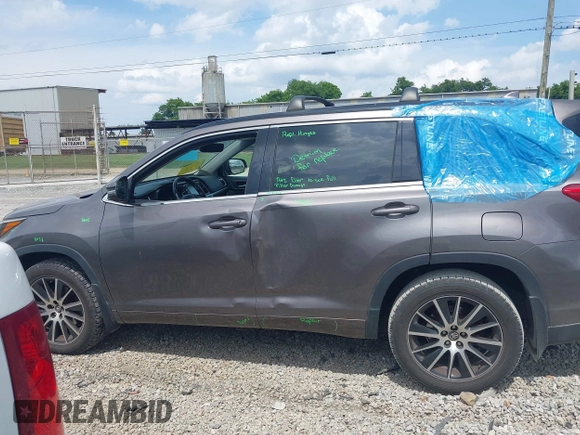 2018 Toyota Highlander SE z VIN 5TDJZRFH6JS495380, wystawiony jako IAAI lot #42427831 z przebiegiem 117 159 mil mil oraz . Historia ofert i sprzedaży dostępna na DreamBid. Obrazek 15.