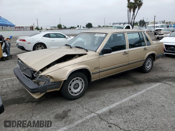 1987 Volvo 740 z VIN YV1FX8843H2178121, wystawiony jako Copart lot #55678015 z przebiegiem 105 881 mil mil oraz Czysty tytuł • Clean title. Historia ofert i sprzedaży dostępna na DreamBid. Obrazek 1.