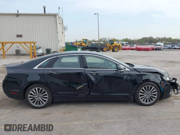 2017 Lincoln MKZ Hybrid Premiere z VIN 3LN6L5KU6HR622317, wystawiony jako IAAI lot #42124629 z przebiegiem 62 674 mil mil oraz . Historia ofert i sprzedaży dostępna na DreamBid. Obrazek 14.