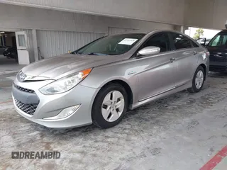 2012 Hyundai Sonata Hybrid z VIN KMHEC4A47CA060132, wystawiony jako IAAI lot #42391529 z przebiegiem 111 293 mil mil oraz . Historia ofert i sprzedaży dostępna na DreamBid. Obrazek 2.