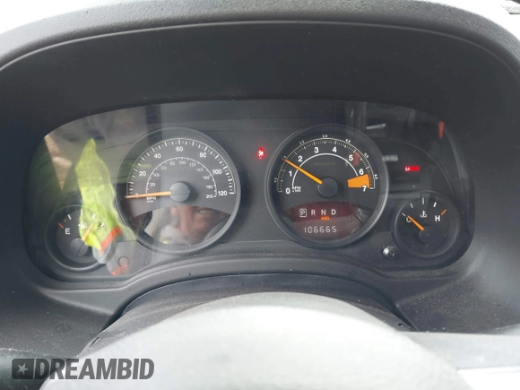 2015 Jeep Patriot Latitude z VIN 1C4NJRFB5FD270374, wystawiony jako IAAI lot #42039211 z przebiegiem 106 665 mil mil oraz . Historia ofert i sprzedaży dostępna na DreamBid. Obrazek 7.